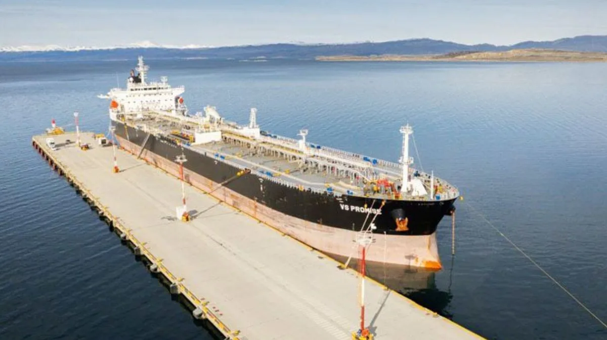 Tierra del Fuego denunció la presencia de un buque petrolero británico en el puerto intervenido por Nación en Ushuaia