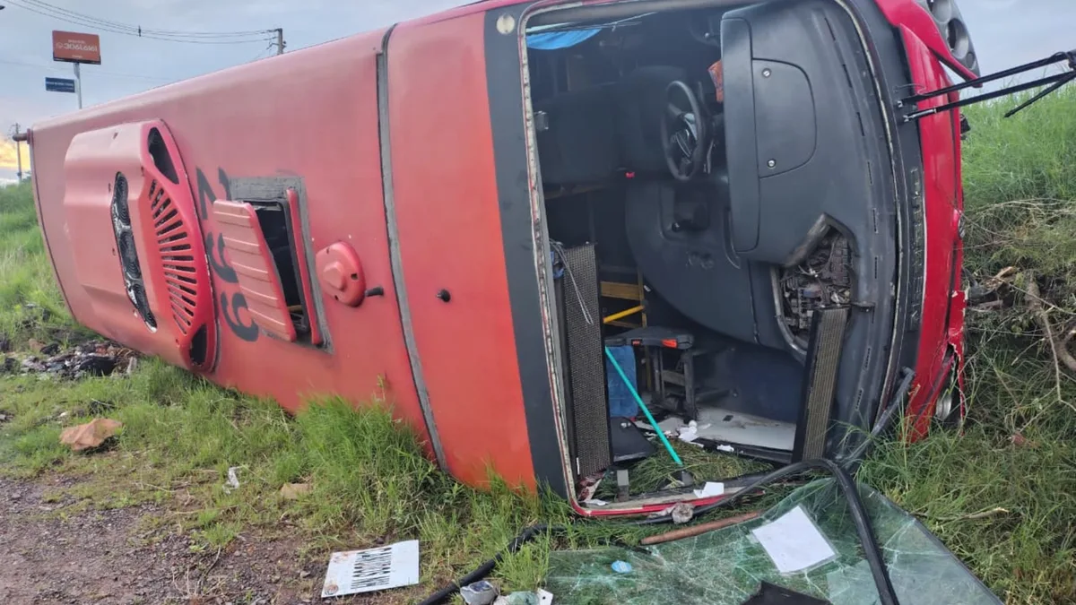 Acidente entre carro e ônibus com 20 passageiros deixa feridos em Novo Hamburgo