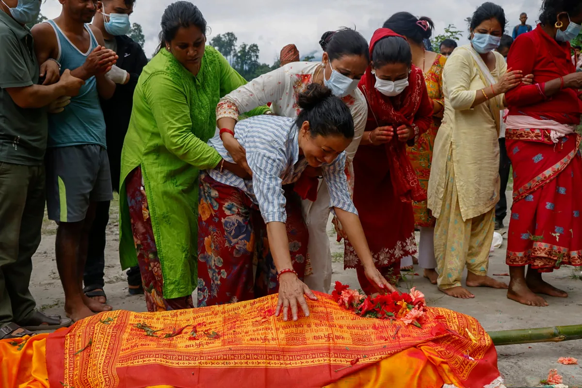El rescate en Nepal tras la riada avanza metro a metro entre túneles cegados de barro