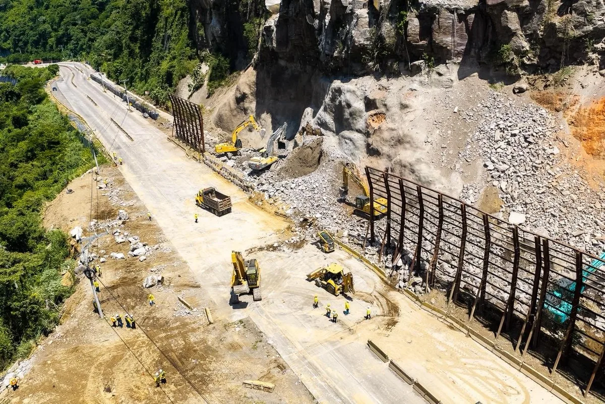 El Salvador reabre la carretera de Los Chorros tras retirar toneladas de roca y restablece el paso a 60 mil vehículos