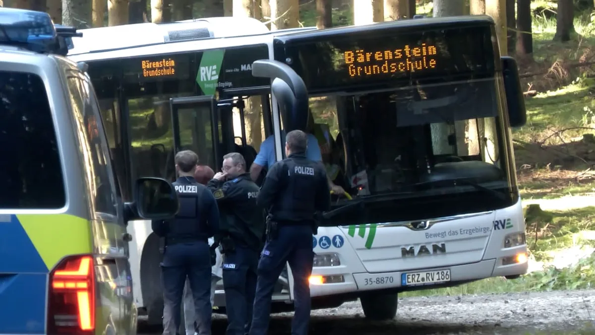 Im Erzgebirge - 16 Kinder bei Schulbusunfall verletzt