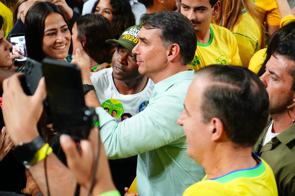 'Sempre quis construir ponte, só quero paz para governar', diz Flávio Bolsonaro sobre STF