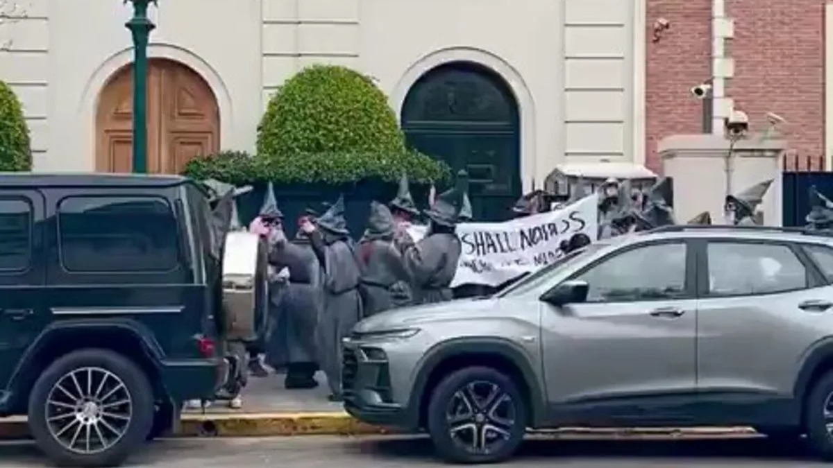 Una banda de Gandalfs protagonizó un insólito escrache y protesta a Peter Thiel en su casa de Palermo