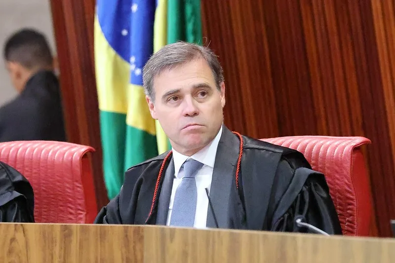 Mendonça mantém no ar vídeos de Lula no Planalto, mas pede informações