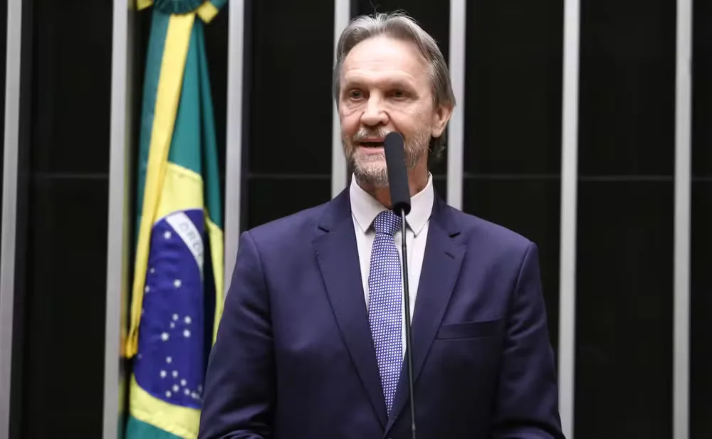 Lula telefona para líder do PT na Câmara, Pedro Uczai, que segue internado com quadro estável