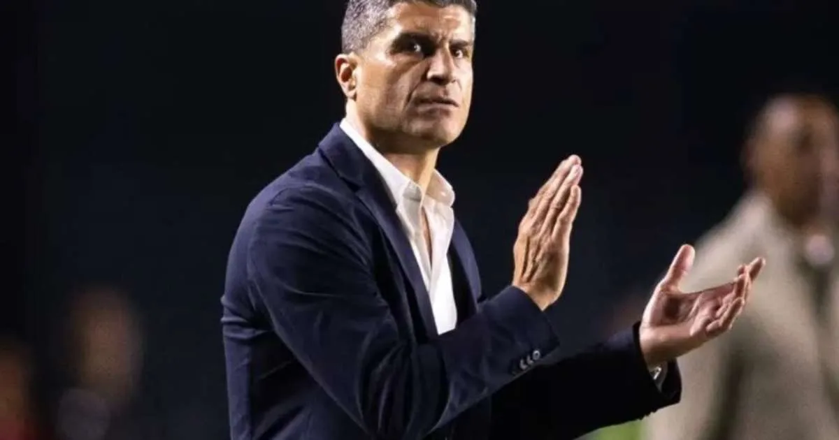 Pedro Emanuel surpreende com recado após goleada sobre o Coritiba