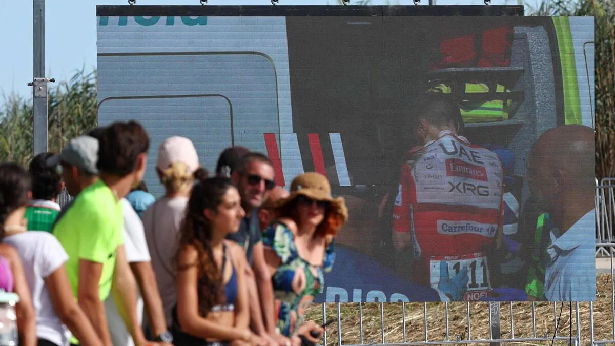 A queda de Pogacar explicada: "É algo que ocorre no ciclismo. Ele estava a beber água..."