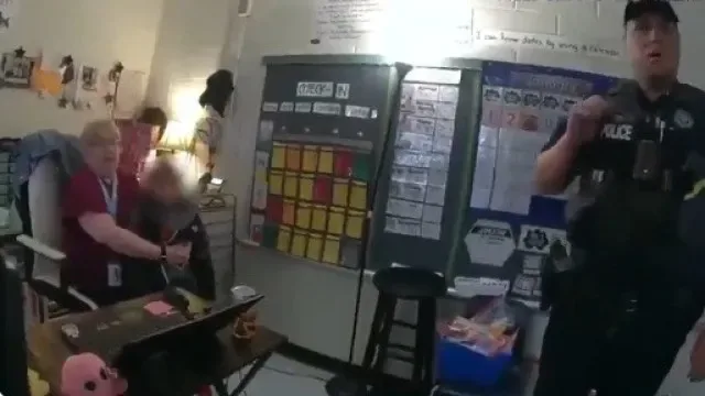Criança de 6 anos dispara contra professora e insulta auxiliar. O vídeo