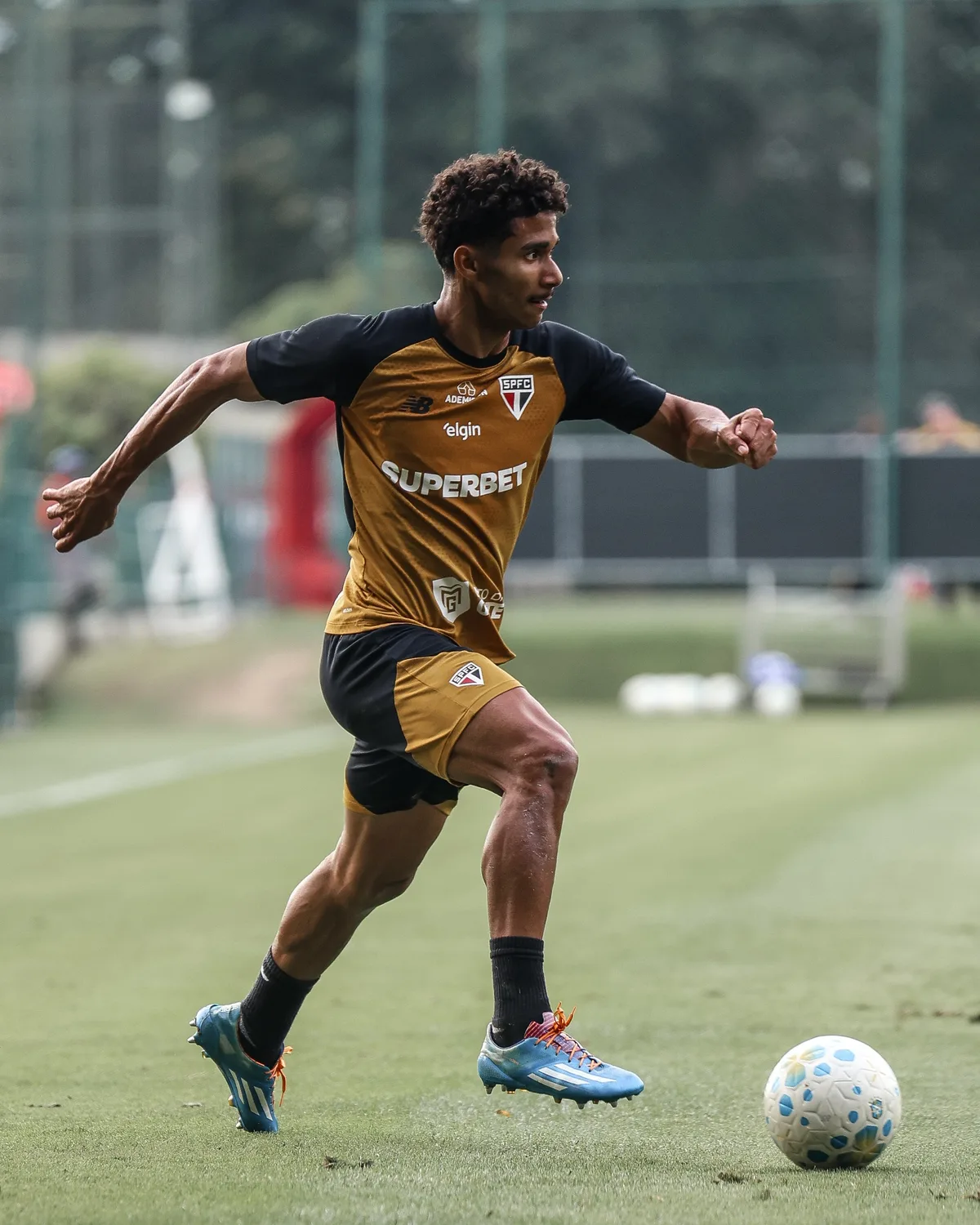 São Paulo treina com reforço em preparação para jogo contra o Inter
