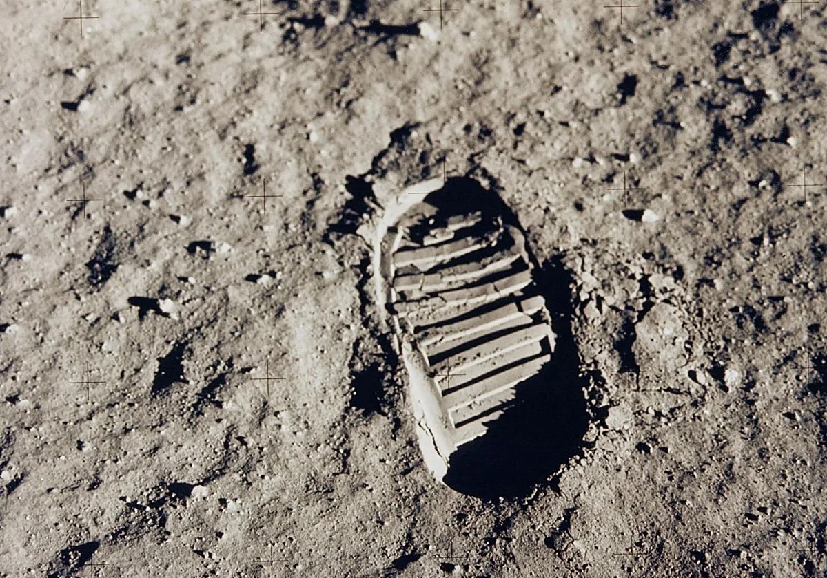 La simple huella de una bota en la Luna podría albergar vida terrestre