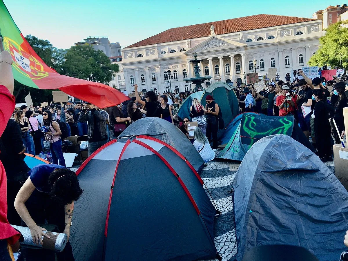 "Estamos aqui para ficar". Protestos pela habitação continuam após noite tranquila em Lisboa e no Porto