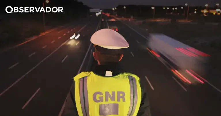 Camião e dois carros colidem no IC8 com dois mortos