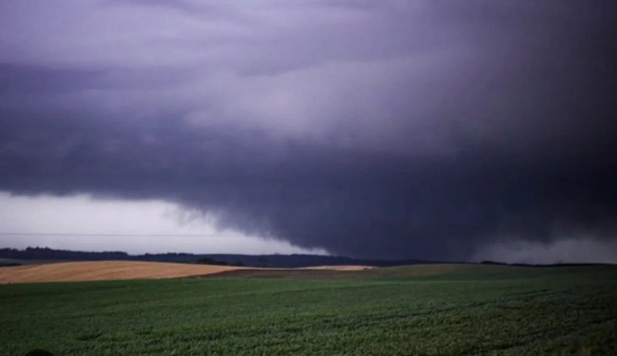 Passagem de tornado em Campo Erê, em SC, é investigada pela Defesa Civil: 'Sinal de rotação'