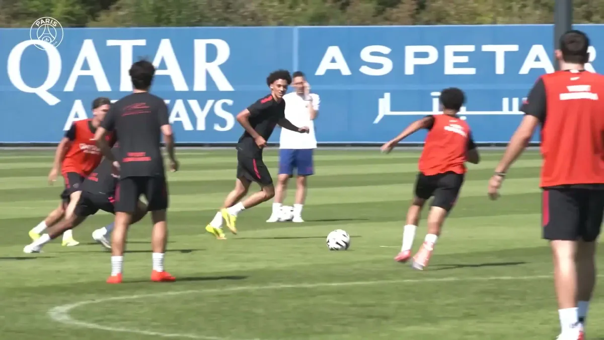 Akliouche esbanja alegria em seu primeiro treino no PSG