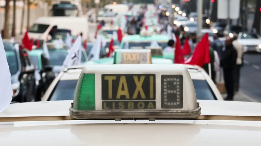 Angebot vom Tourismusbüro: Festpreis für Taxis am Flughafen Lissabon