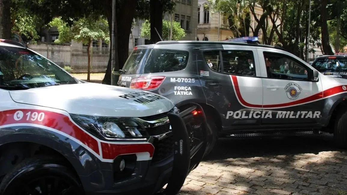 Jovem é morto com 27 tiros após PMs confundirem celular com arma