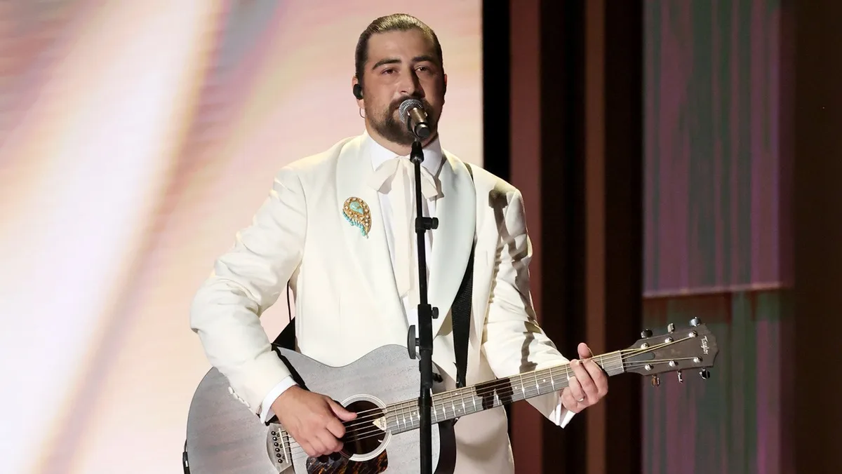 Noah Kahan Performs “Bridge Over Troubled Water” During 2026 Emmy In Memoriam