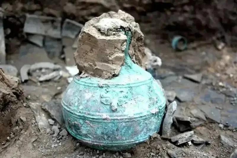 Arqueólogos se topan en la Gran Muralla China con una ‘cerveza’ de bronce sin destapar de hace 2.300 años