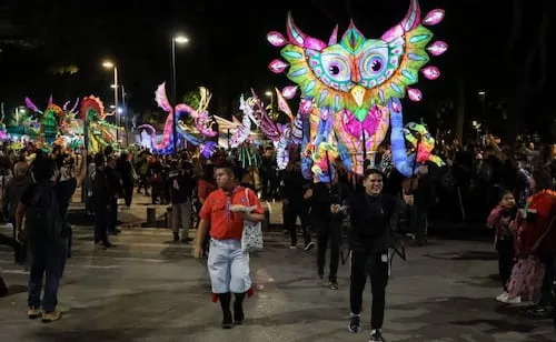 El Centro Histórico de la CDMX resplandece en colores; se lleva a cabo el Paseo de Alebrijes Iluminados