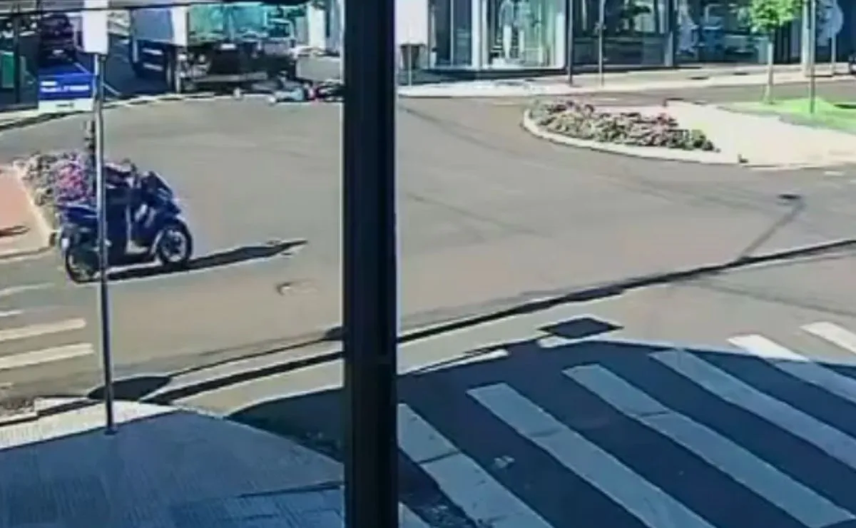Caminhão atropela motociclista e mobiliza helicóptero do Consamu no Paraná; veja vídeo