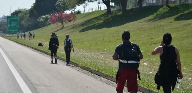 Romeiro de 15 anos é atropelado por caminhão na Dutra