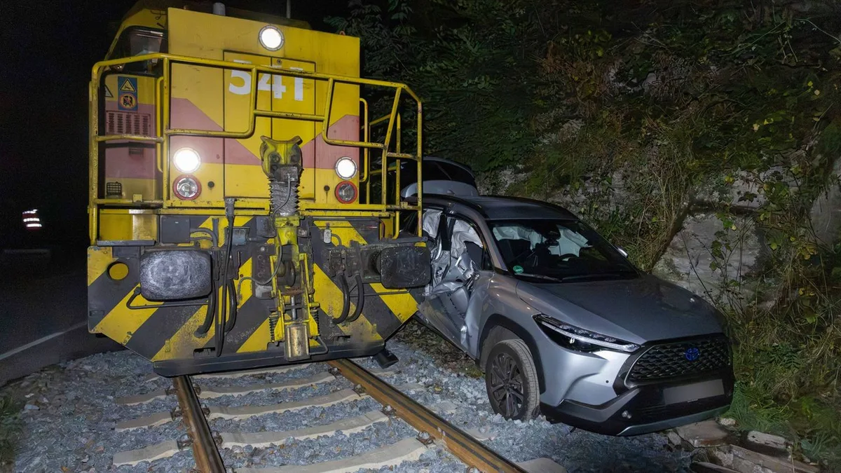 Unfall an Bahnübergang: Güterzug prallt gegen Auto - Fahrer befreit sich selbst
