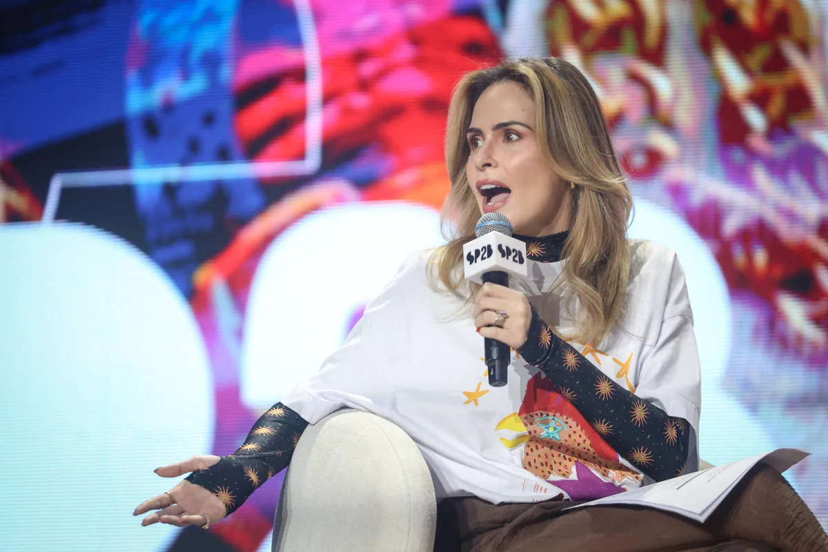 Ana Paula Renault, que venceu o BBB 26, atrai fãs eufóricos para mesa do SP2B