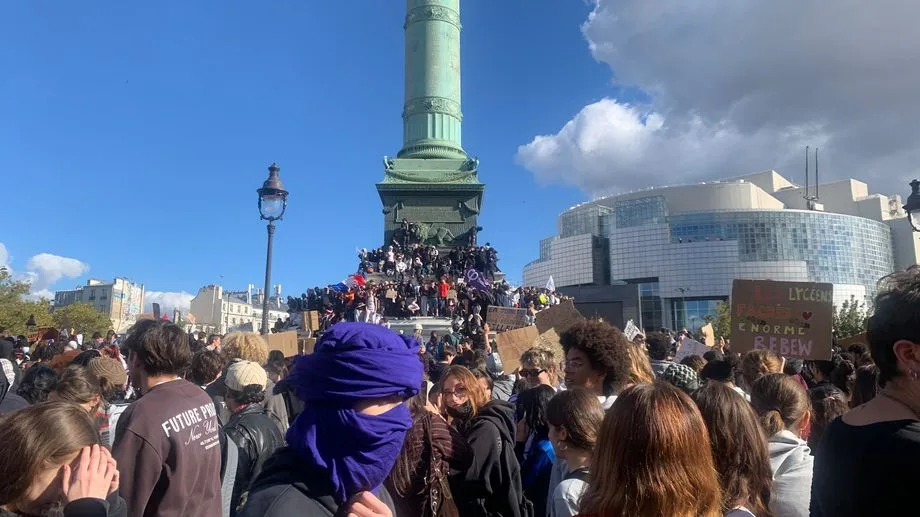 Mobilisation des lycéens : enquête ouverte et IGPN saisie pour un coup de genou d'un policier à un manifestant à Paris