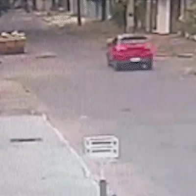 Carro capota ao ser atingido por outro veículo em cruzamento