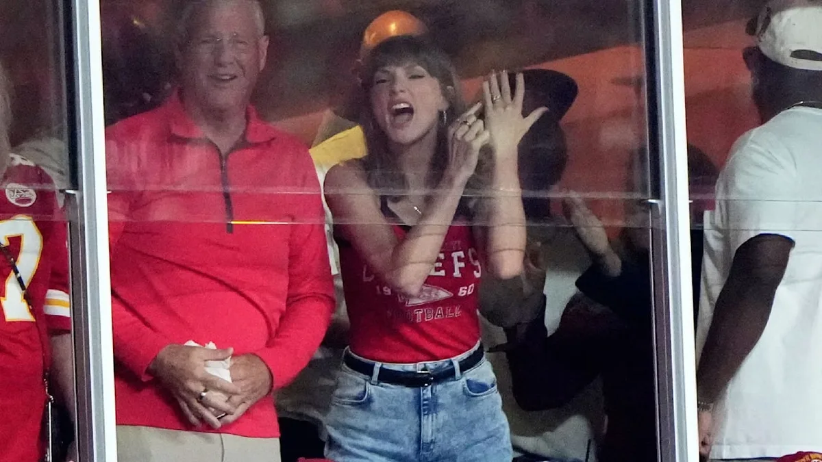 Eindeutige Finger-Geste - Was Taylor Swift HIER aufs Spielfeld brüllt