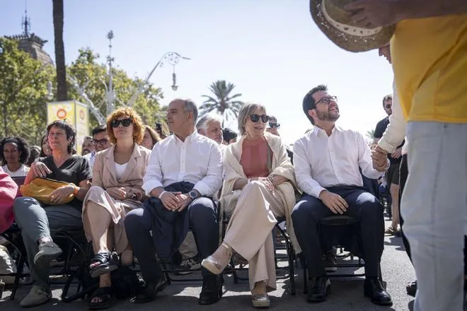 La oposición critica el discurso "triunfalista" de Illa pero acepta reunirse con él para abordar la crisis educativa