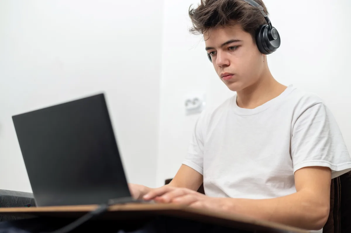 Sexo, telas e adolescência: o que a internet ensina (e não ensina) aos jovens