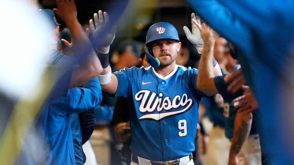 Brewers clinch playoff berth after scoring 20 in win over Reds