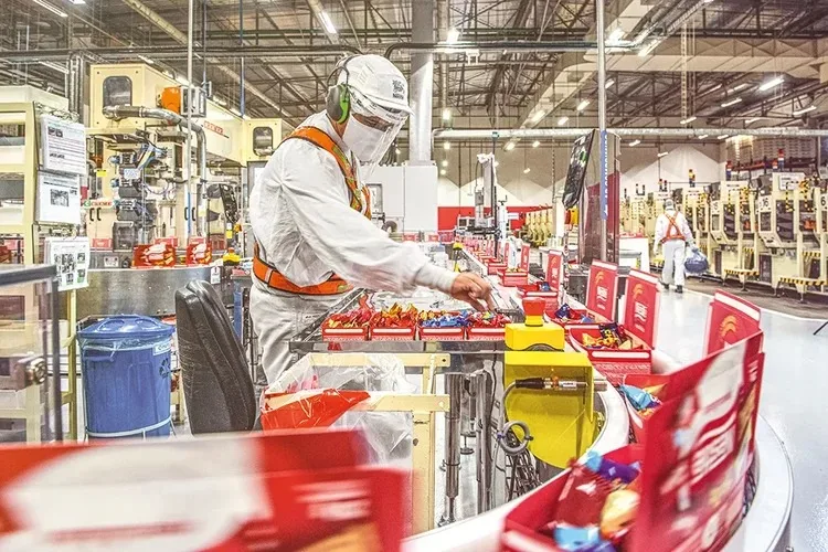 Gigante alimentícia anuncia demissão em massa e fechamento de fábricas