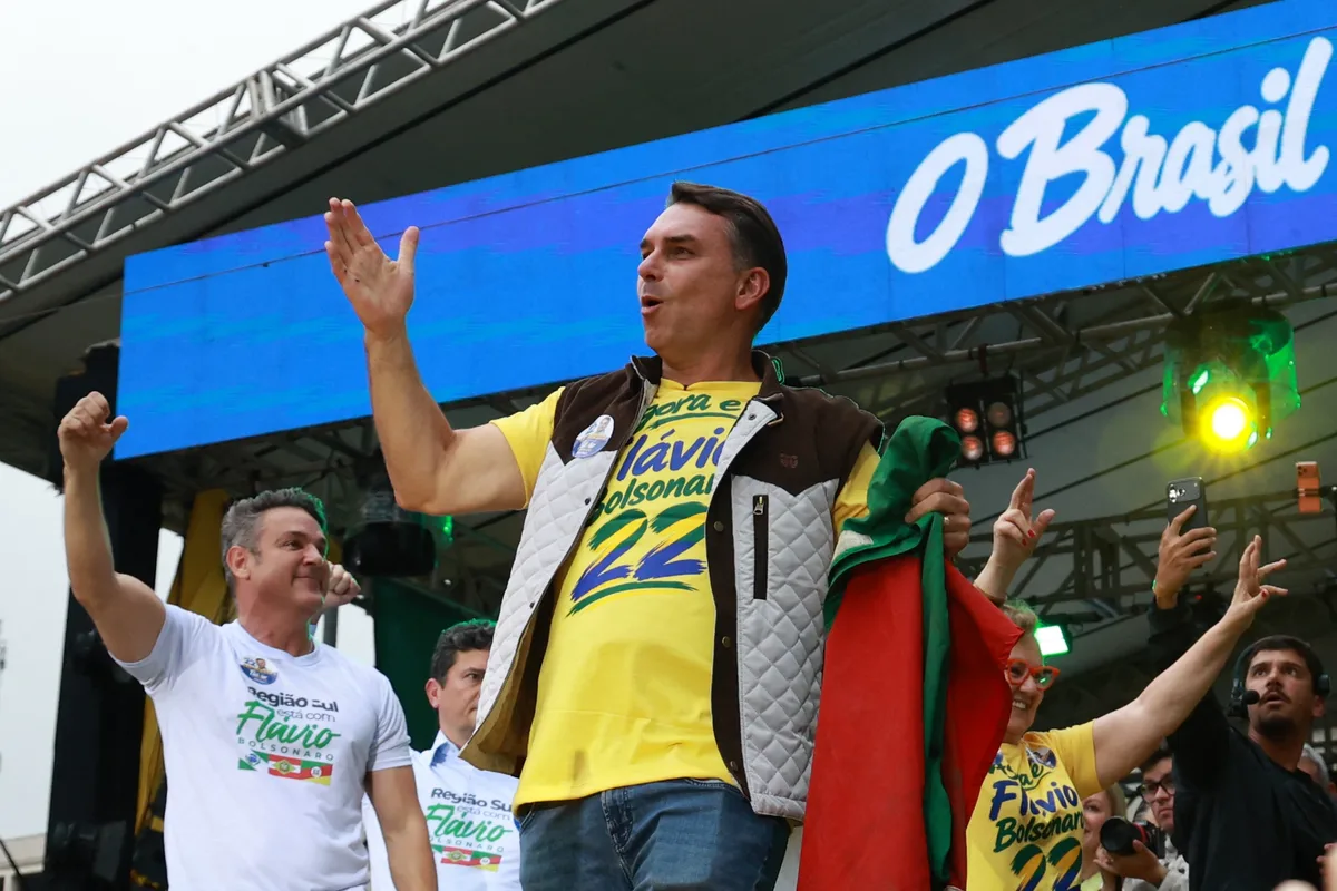 Ato de Flávio Bolsonaro para fugir da votação do fim da 6×1 flopou mesmo com Moro, Tarcísio, Zucco e Mello