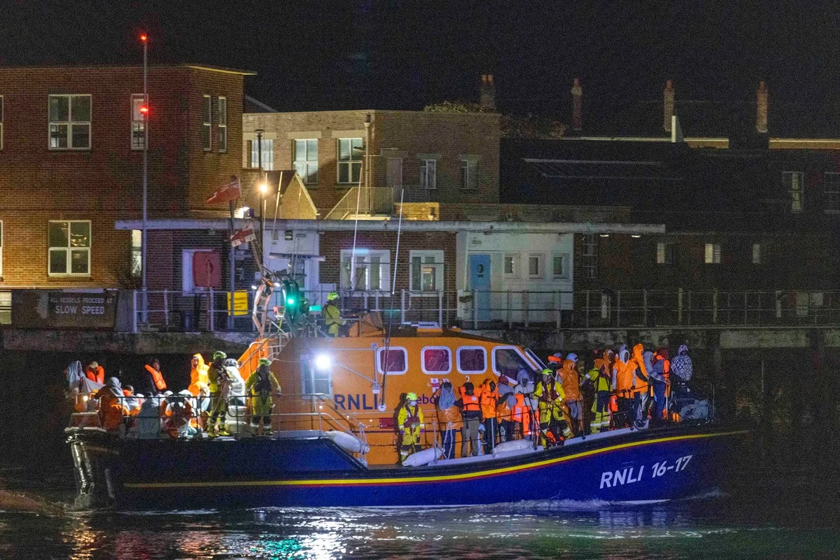 RNLI lifeboat crews threatened by ‘thuggery’ from anti-migrant protesters, charity watchdog says