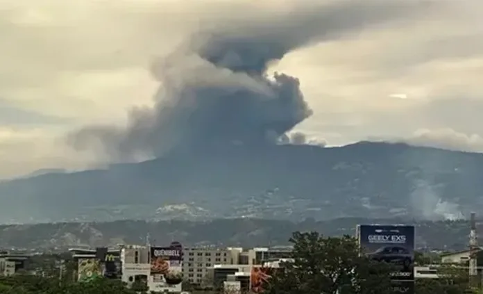 Costa Rica aumenta vigilancia sobre volcán Poás debido a erupciones y actividad sísmica