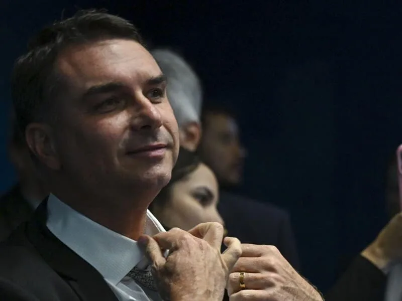 Lula aciona TSE por possível financiamento dos EUA a Flávio Bolsonaro
