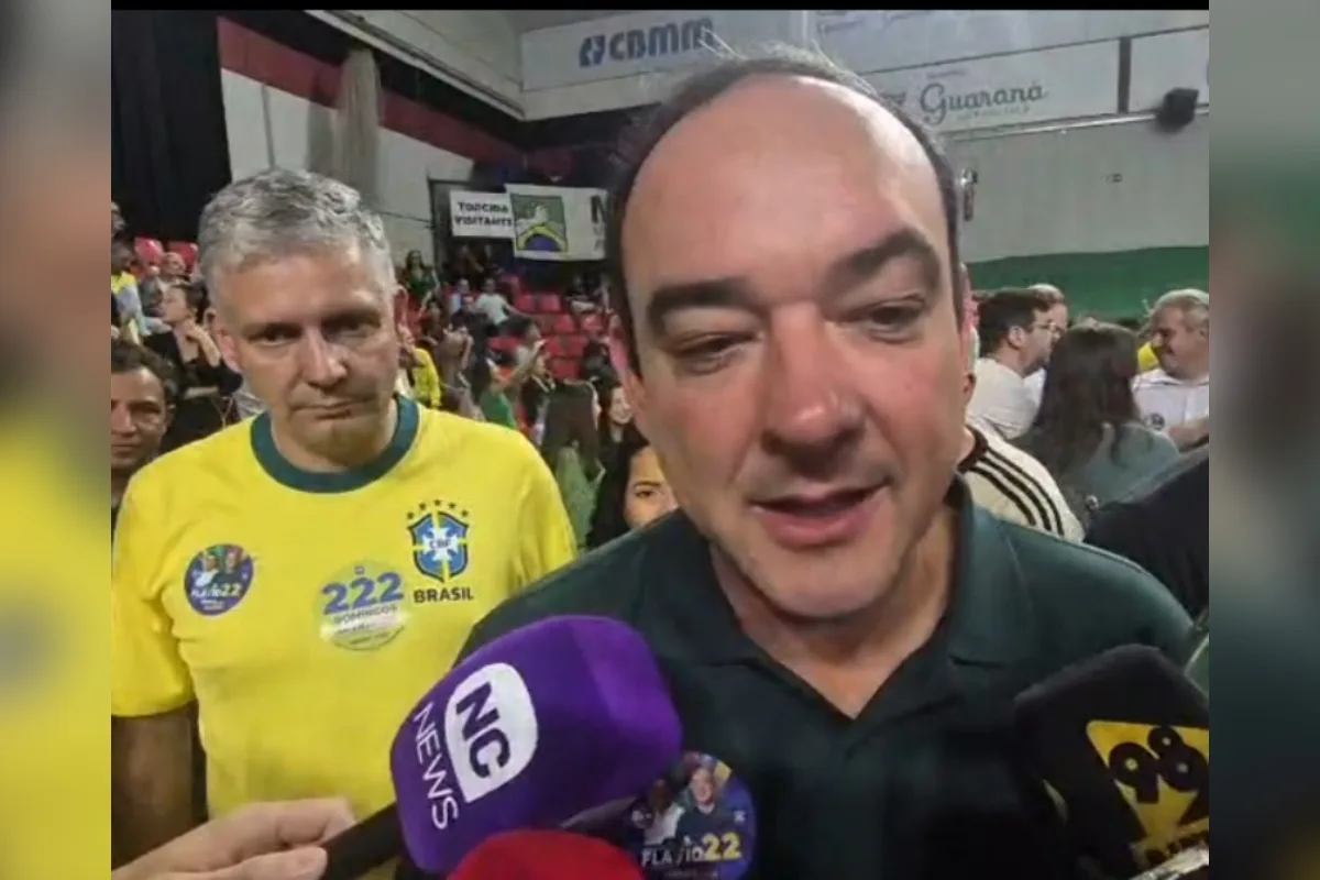 Flávio Bolsonaro visitará MG 5 vezes antes do 1º turno, diz Roscoe