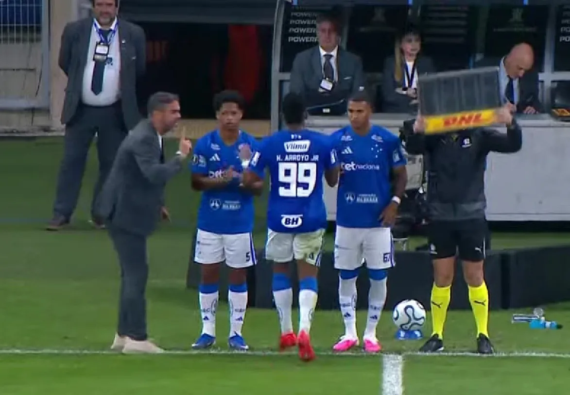 Autor de gol do Cruzeiro leva bronca de Artur Jorge em substituição; veja reação