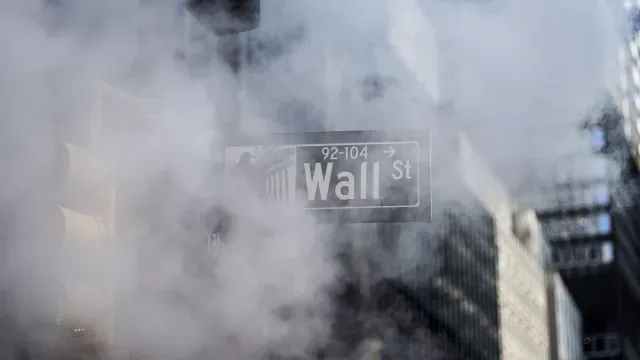 Wall Street fecha mês positivo em baixa com regresso dos ataques ao Irão