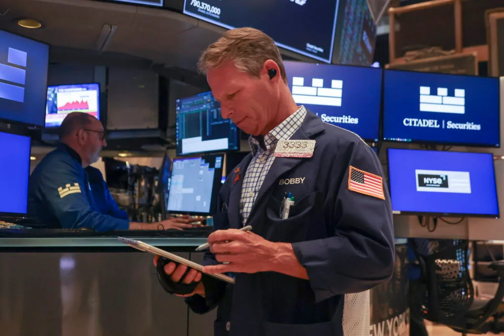 Wall Street arranca em alta ligeira à espera de Kevin Warsh. Paypal cai 12%