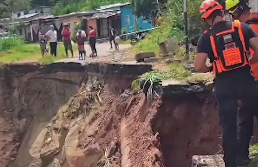 Lluvias generan colapso en antigua carretera San Cristóbal-El Cucharo
