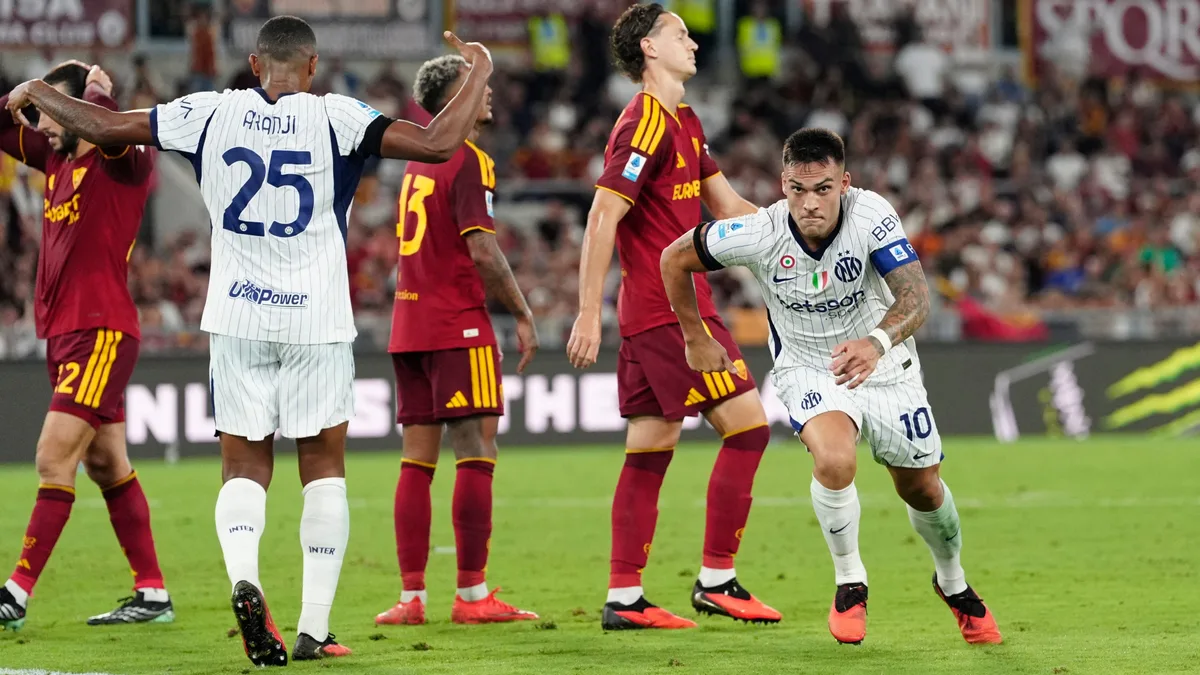 Lautaro Martínez, otra vez el héroe de Inter: anotó dos goles para empatarle a la Roma de los argentinos y alcanzar la cima