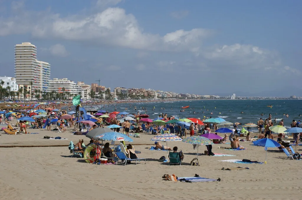 "Sigo ganando dinero": decenas de turistas duermen en playas de Barcelona ante los altos precios de los alojamientos