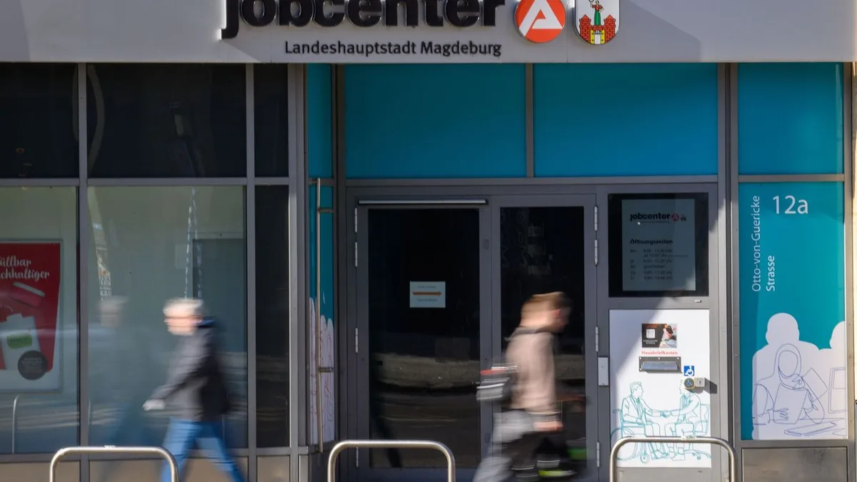Arbeitsmarkt im August: Arbeitslosigkeit steigt – Junge Menschen besonders betroffen
