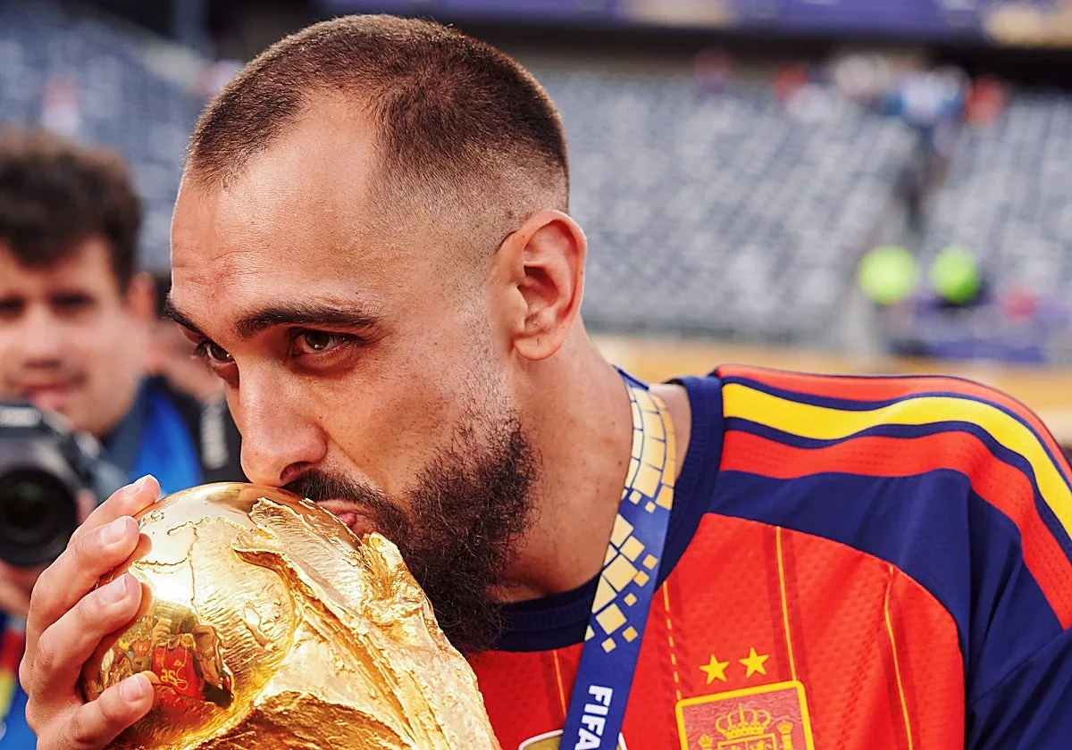 Borja Iglesias pone en Wallapop su camiseta de celebración del Mundial y otros objetos muy personales