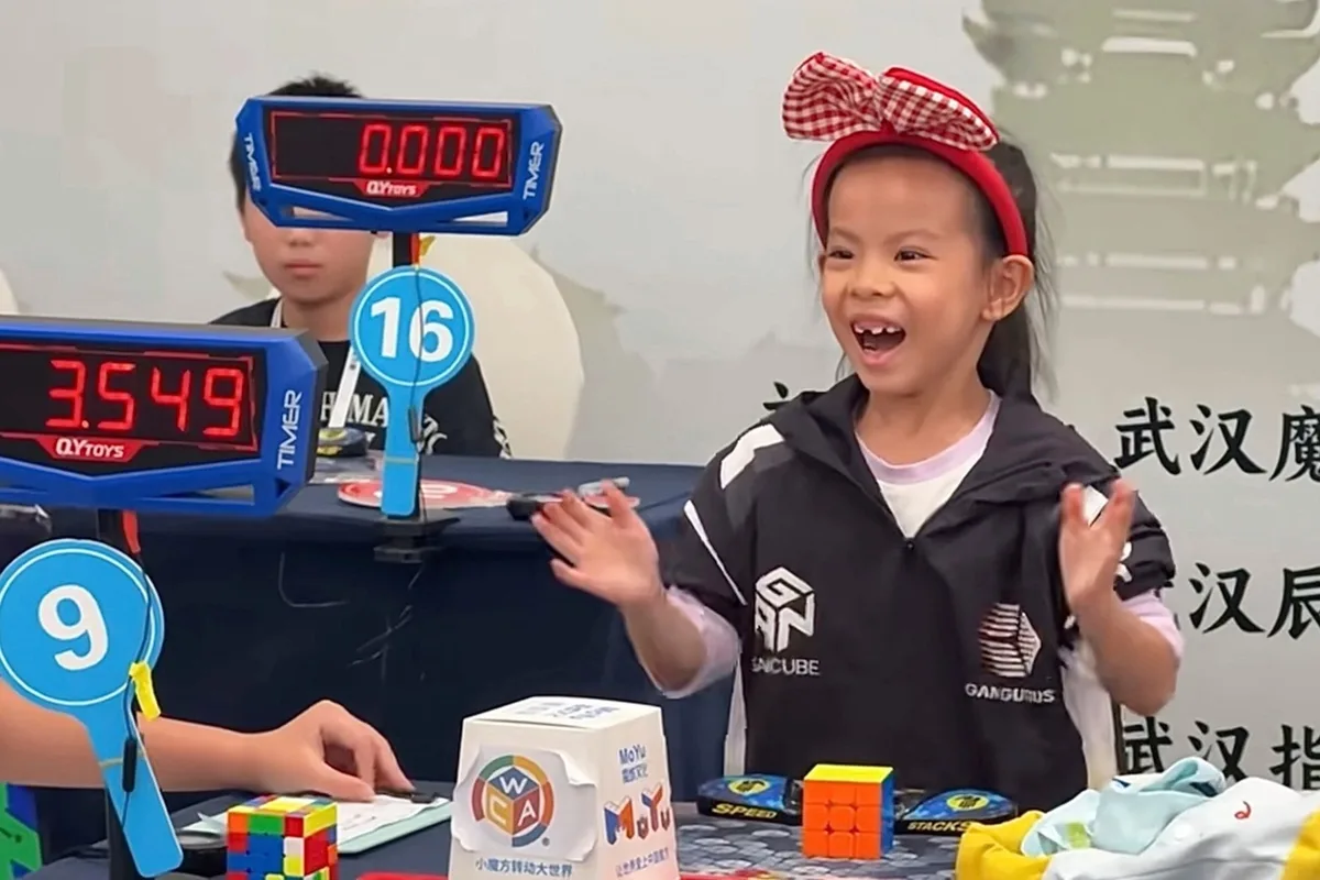 Una nena china de 6 años rompió el récord femenino en resolver el cubo Rubik