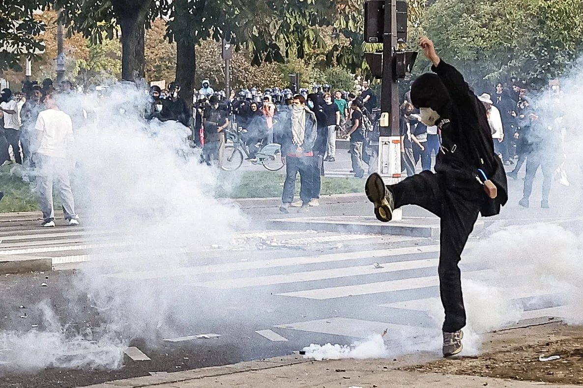 Governo francês autorizou uso de granadas de atordoamento em protestos de sábado