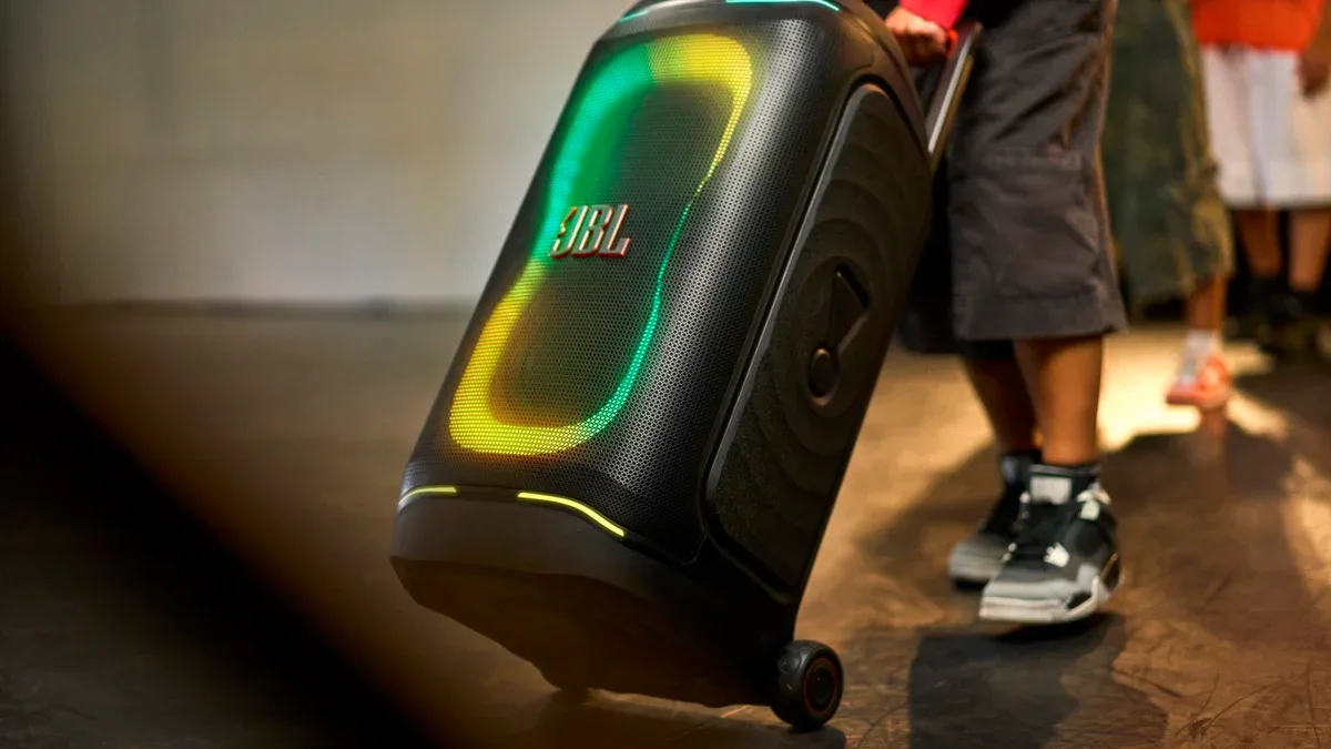 Nova JBL é tão grande que precisa de rodinhas: nova PartyBox 330 chega ao Brasil